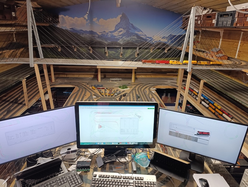 railkernel_cockpit_3screens.jpg